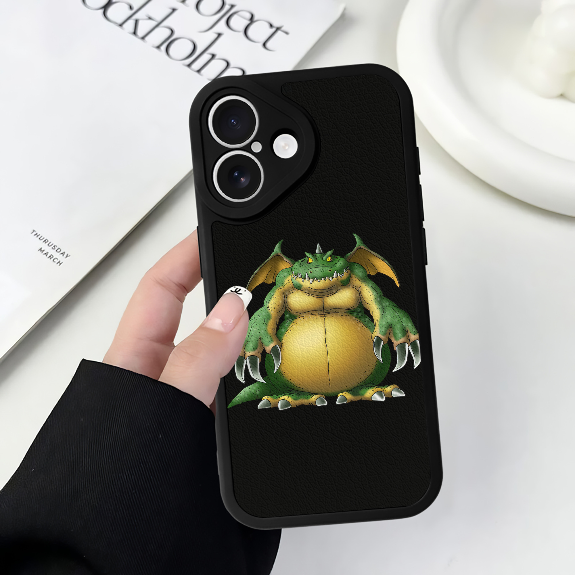 （画像用） ドラゴンクエスト Doragon Kuesuto Dragon Quest 【iPhone 16シリーズ対応】シリコンスマホケース（レザー調） 材質：シリコン